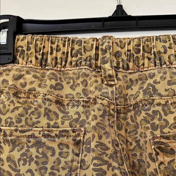 Blue Velvet brand Leopard Print Wide-Leg Pants button fly. - Picture 7 of 9